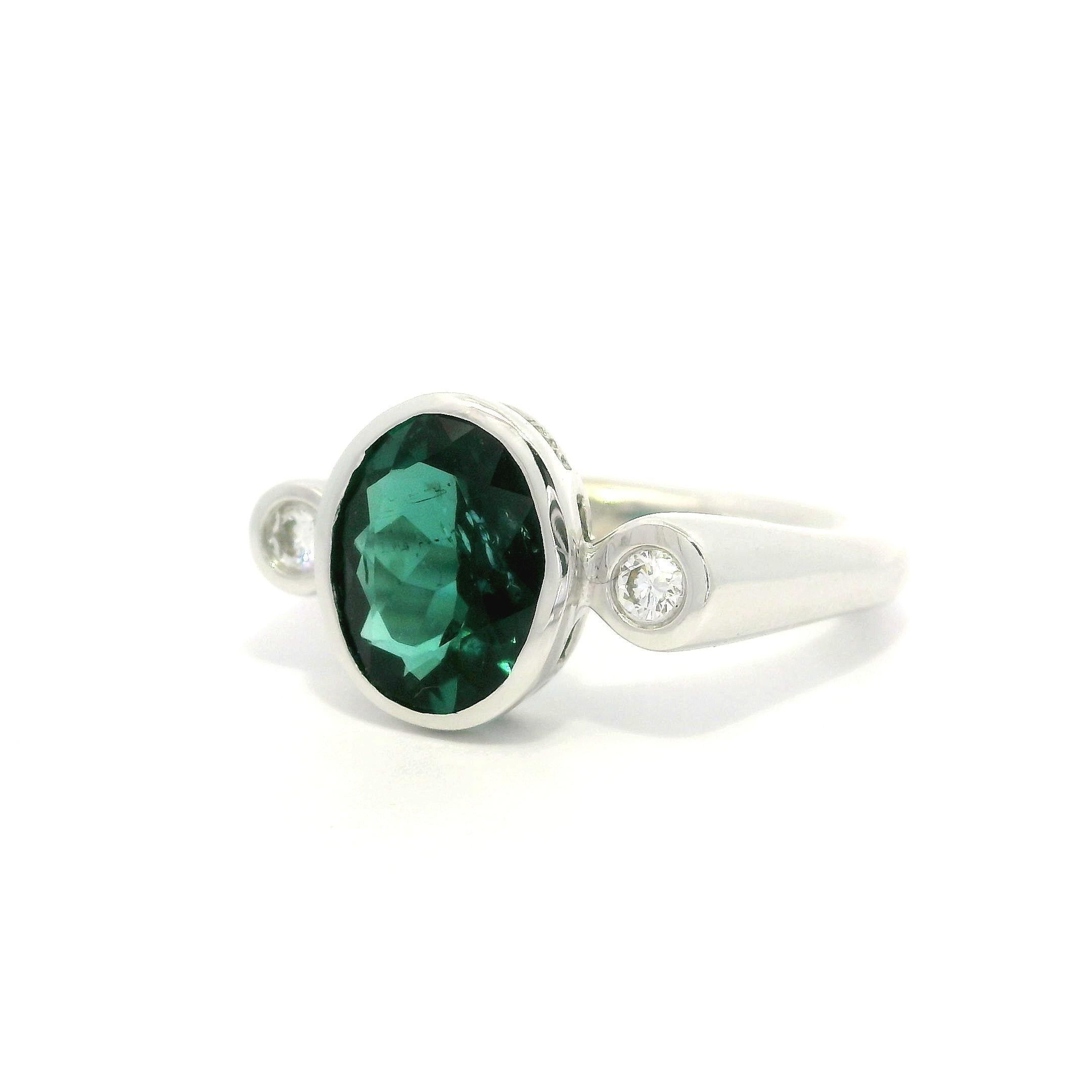Anello in oro bianco 18k GIA con castone da 2,14 ct. con tormalina verde blu e diamanti ai lati In condizioni buone in vendita a Montclair, NJ