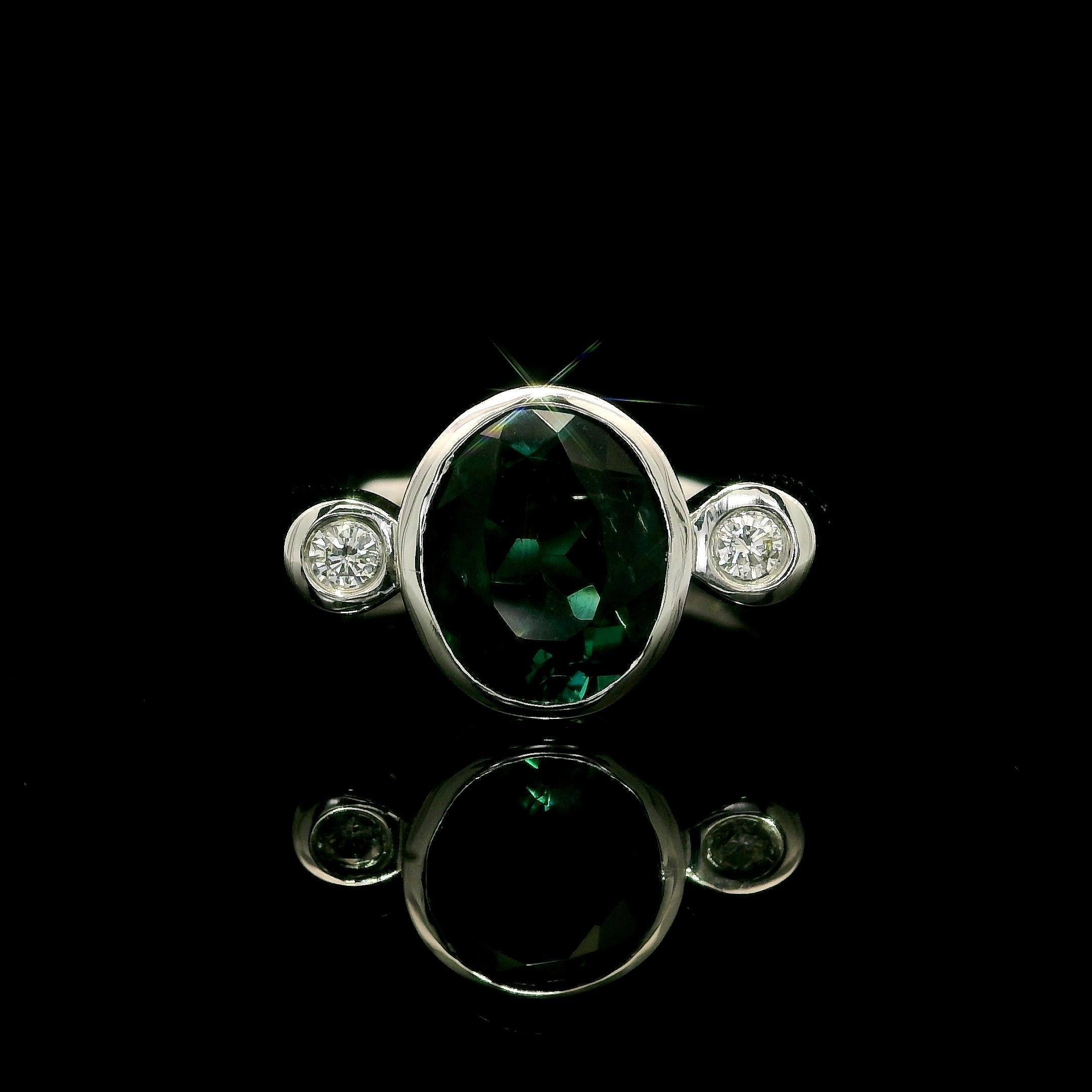 Anello in oro bianco 18k GIA con castone da 2,14 ct. con tormalina verde blu e diamanti ai lati in vendita 2