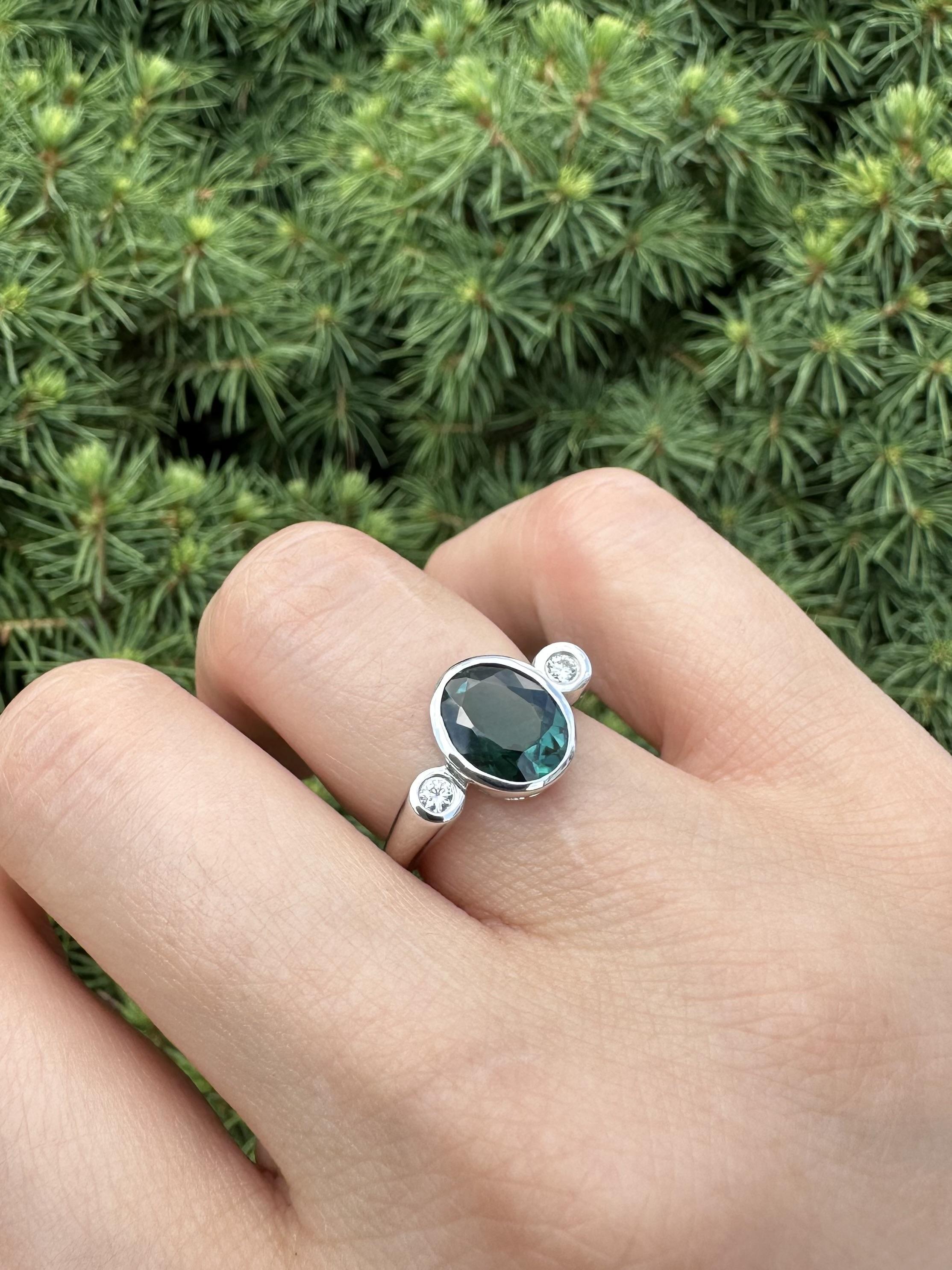 Donna Anello in oro bianco 18k GIA con castone da 2,14 ct. con tormalina verde blu e diamanti ai lati in vendita