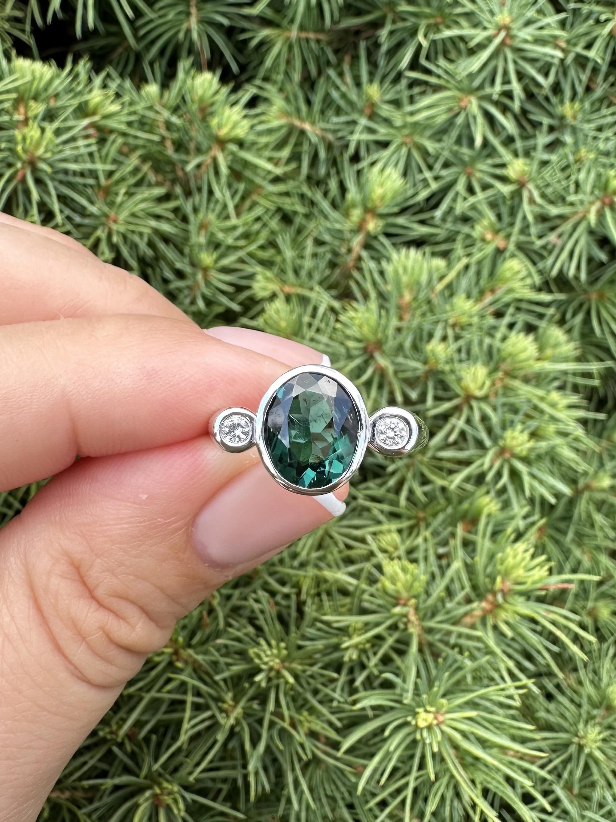 Anello in oro bianco 18k GIA con castone da 2,14 ct. con tormalina verde blu e diamanti ai lati in vendita 1