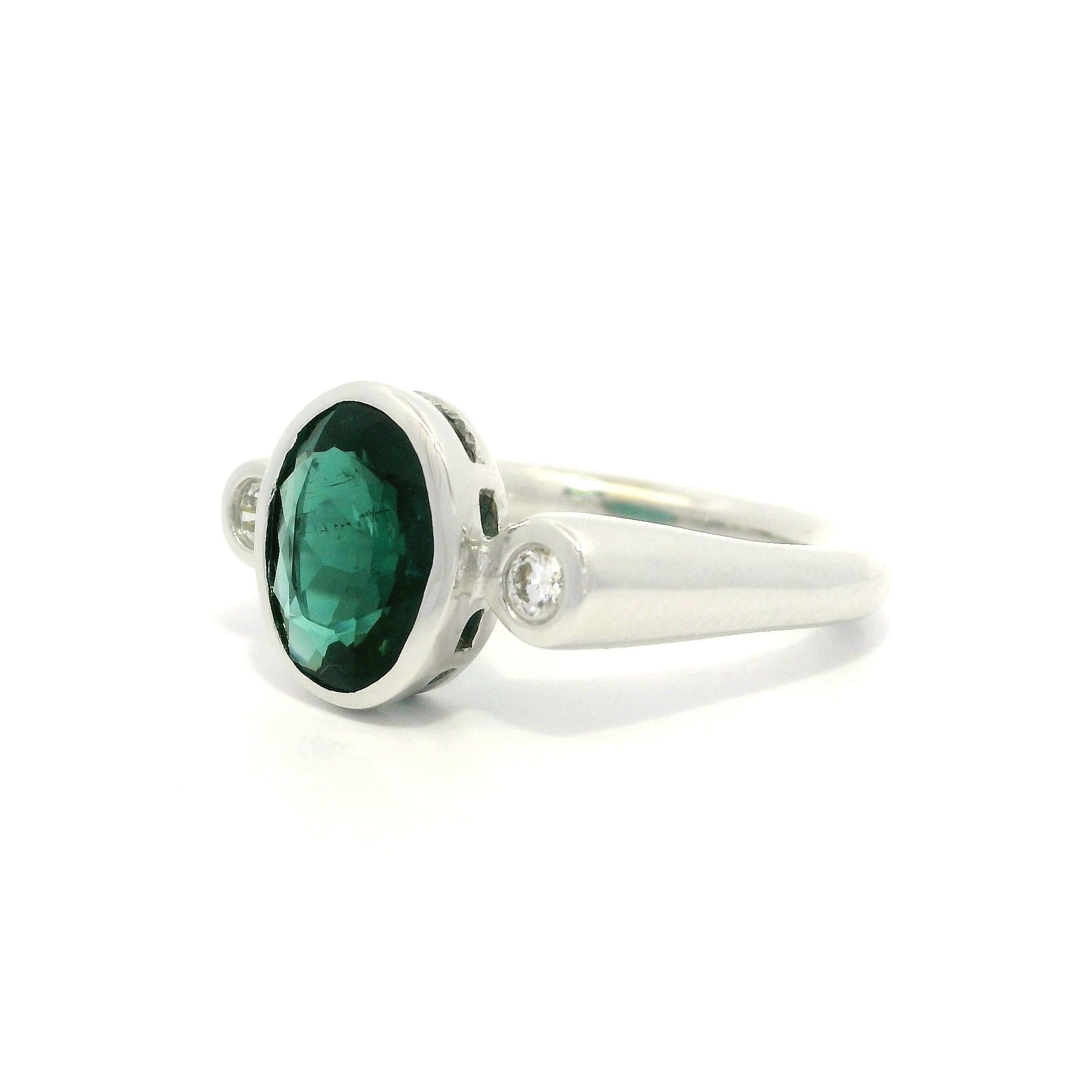 Anello in oro bianco 18k GIA con castone da 2,14 ct. con tormalina verde blu e diamanti ai lati in vendita 6