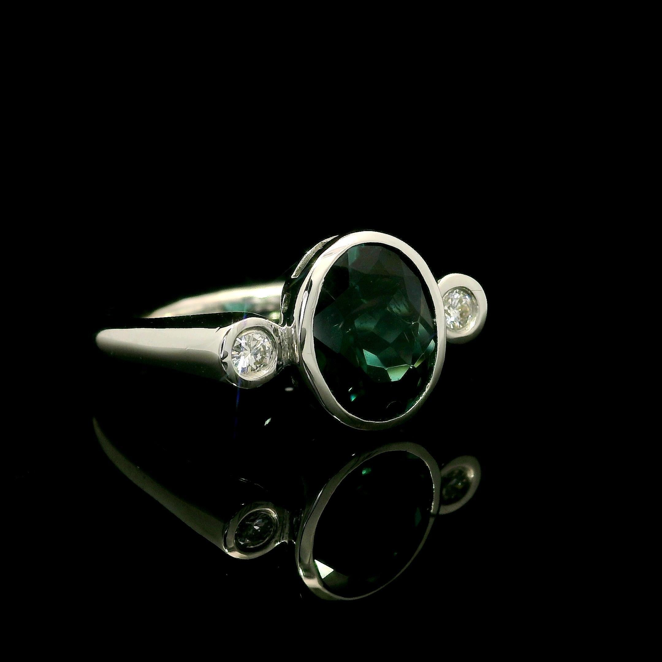 Anello in oro bianco 18k GIA con castone da 2,14 ct. con tormalina verde blu e diamanti ai lati in vendita 3