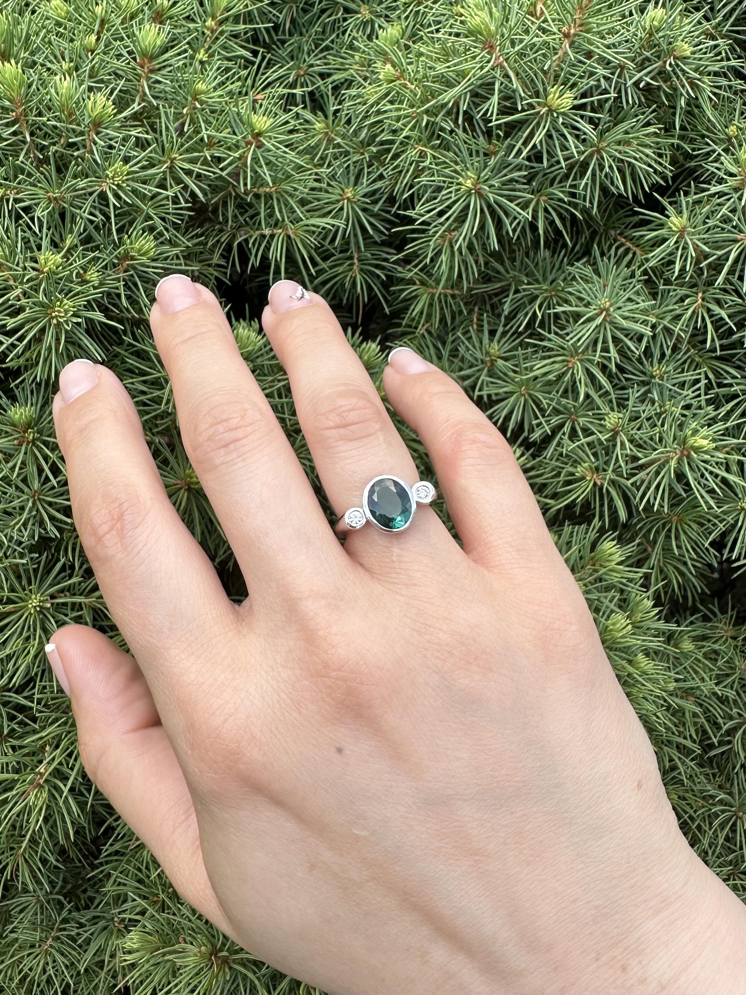 Anello in oro bianco 18k GIA con castone da 2,14 ct. con tormalina verde blu e diamanti ai lati in vendita 5