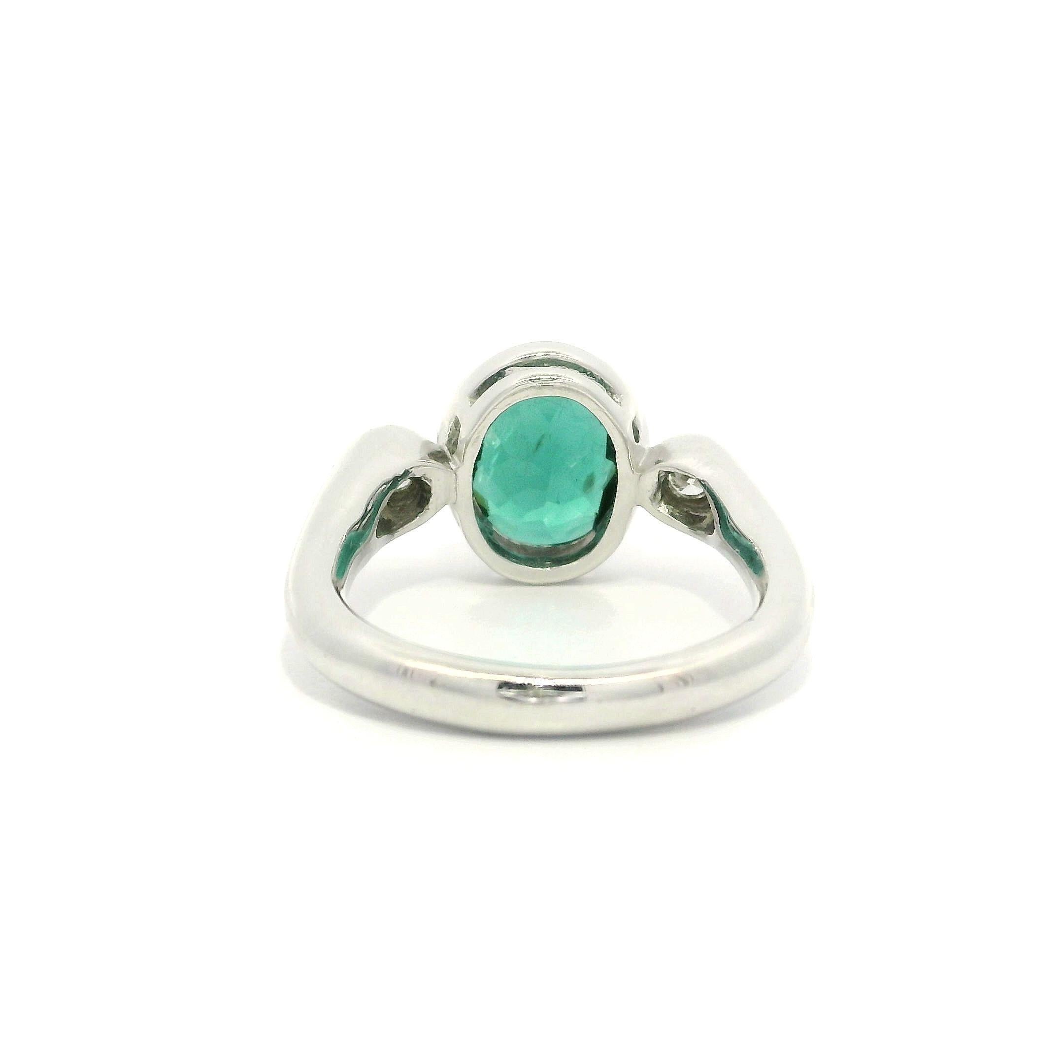 Anello in oro bianco 18k GIA con castone da 2,14 ct. con tormalina verde blu e diamanti ai lati in vendita 7
