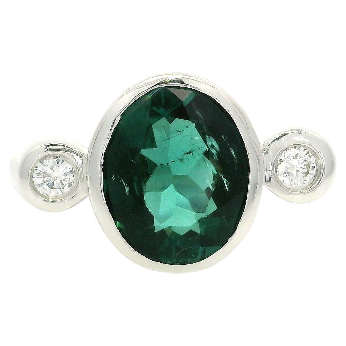 Anello in oro bianco 18k GIA con castone da 2,14 ct. con tormalina verde blu e diamanti ai lati in vendita