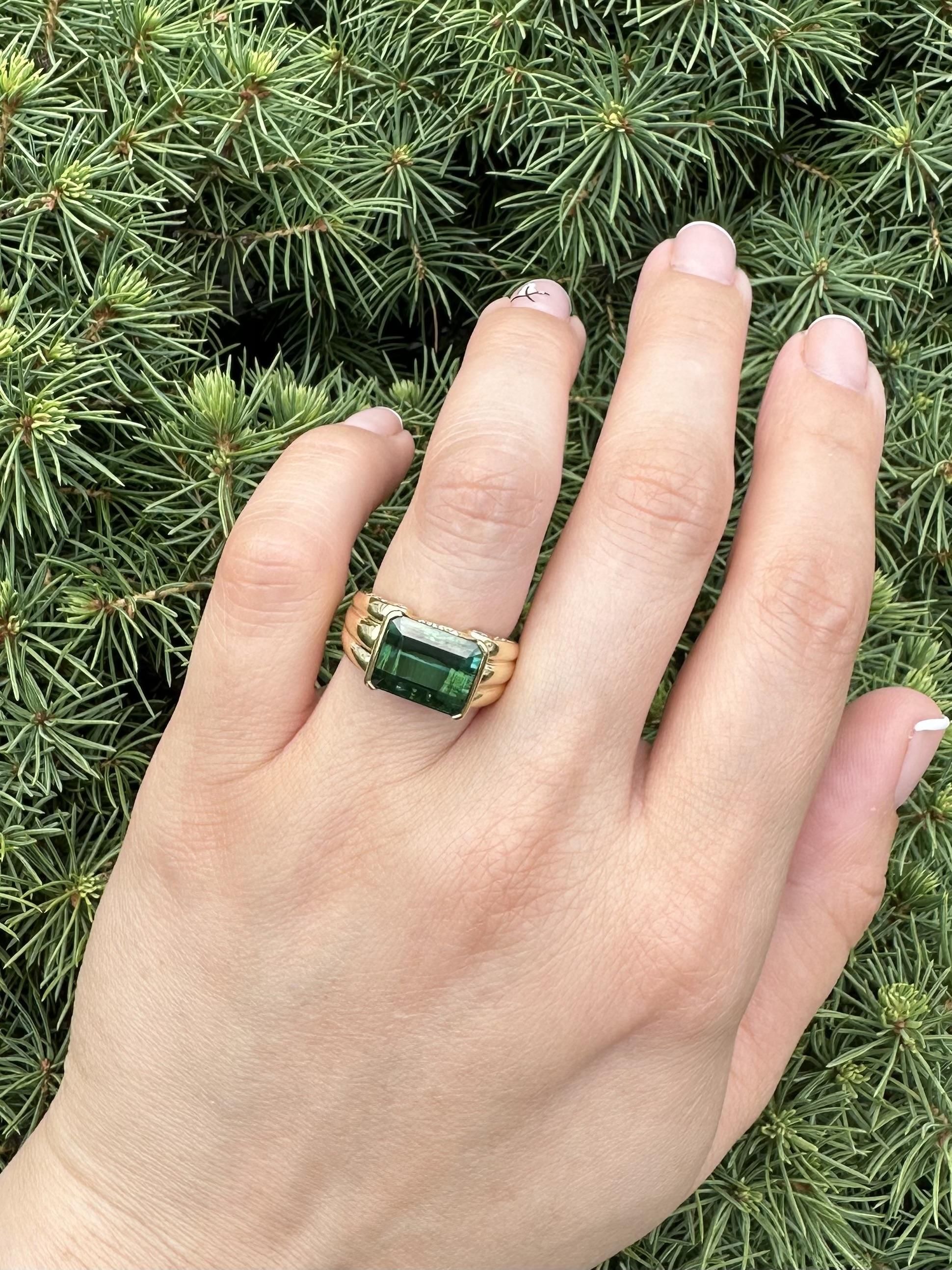 Taille brillant Bague en or jaune 18k GIA 6.43ctw Half Bezel Bluish Green Tourmaline Diamond Ring en vente