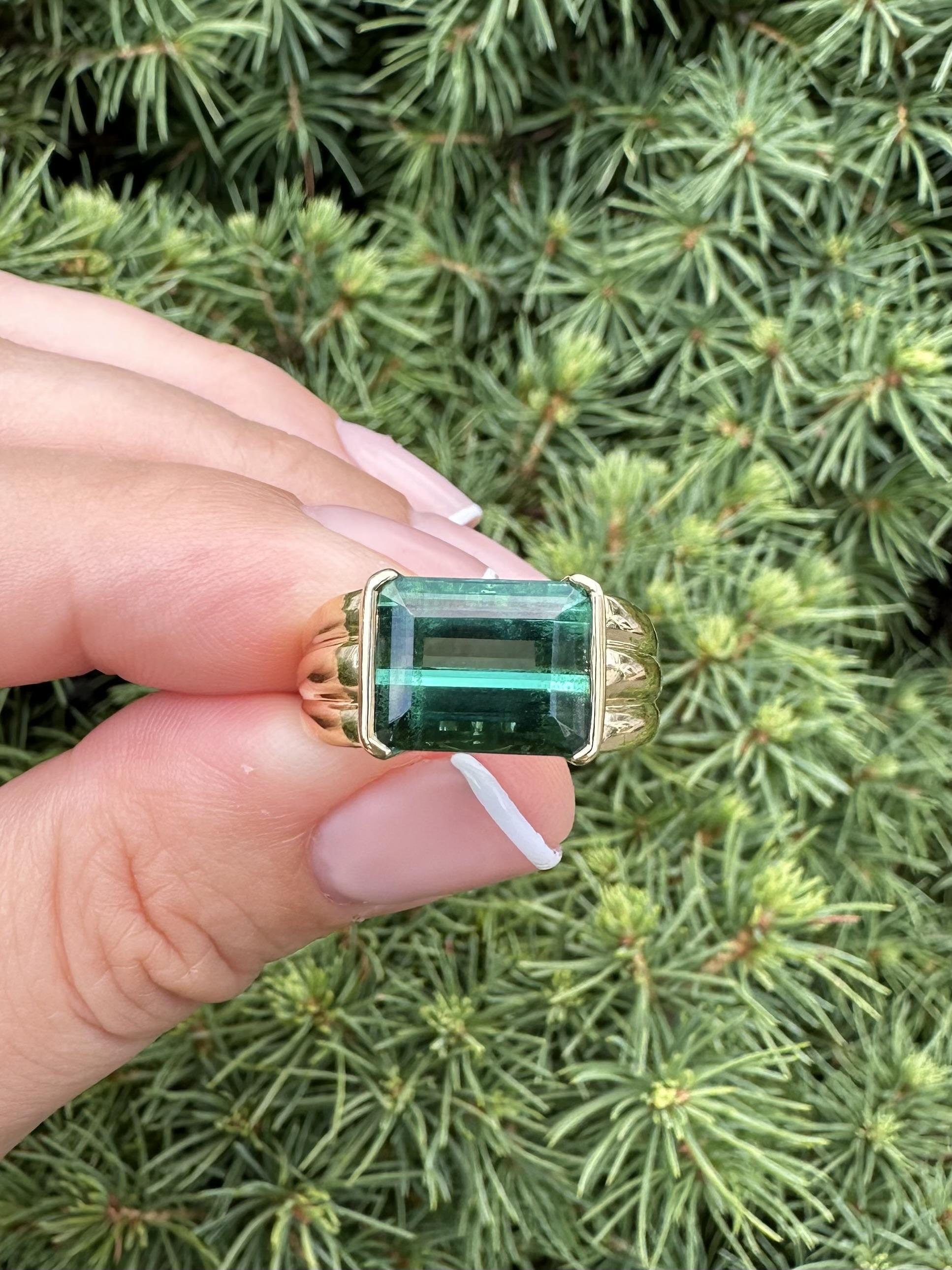 Bague en or jaune 18k GIA 6.43ctw Half Bezel Bluish Green Tourmaline Diamond Ring en vente 8