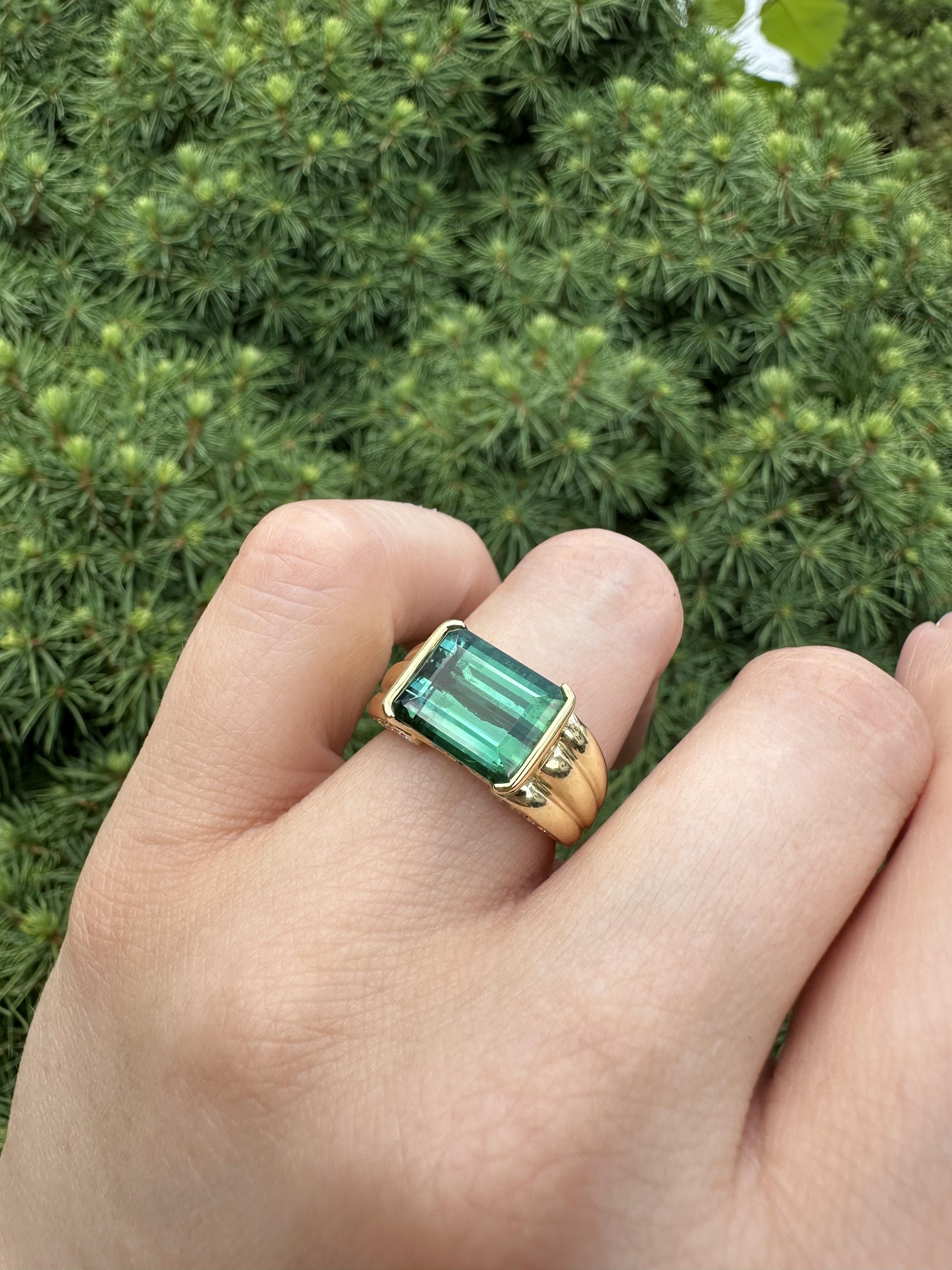 Bague en or jaune 18k GIA 6.43ctw Half Bezel Bluish Green Tourmaline Diamond Ring en vente 4