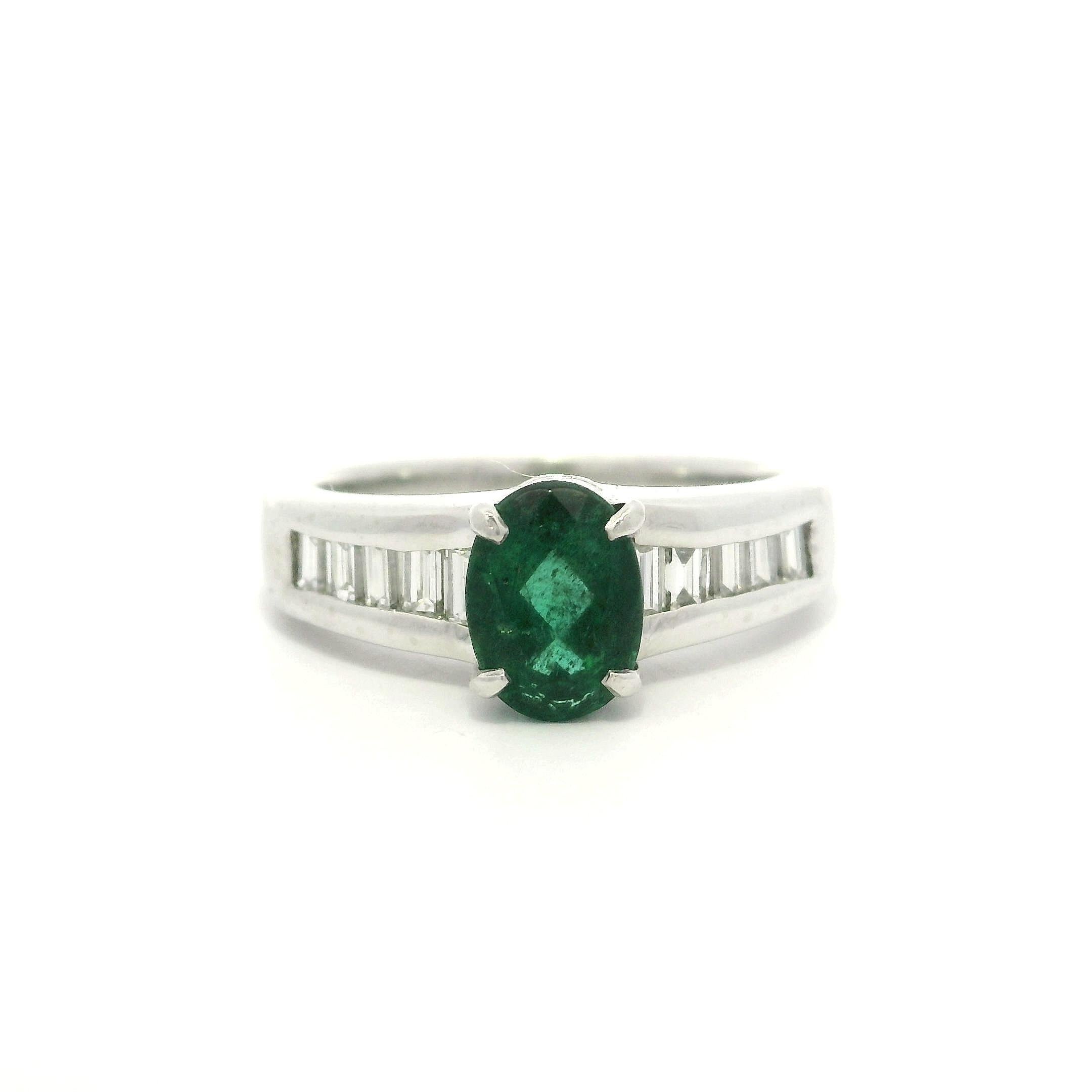 Bague en platine avec solitaire en émeraude ovale et accents d'épaule en diamant baguette en vente