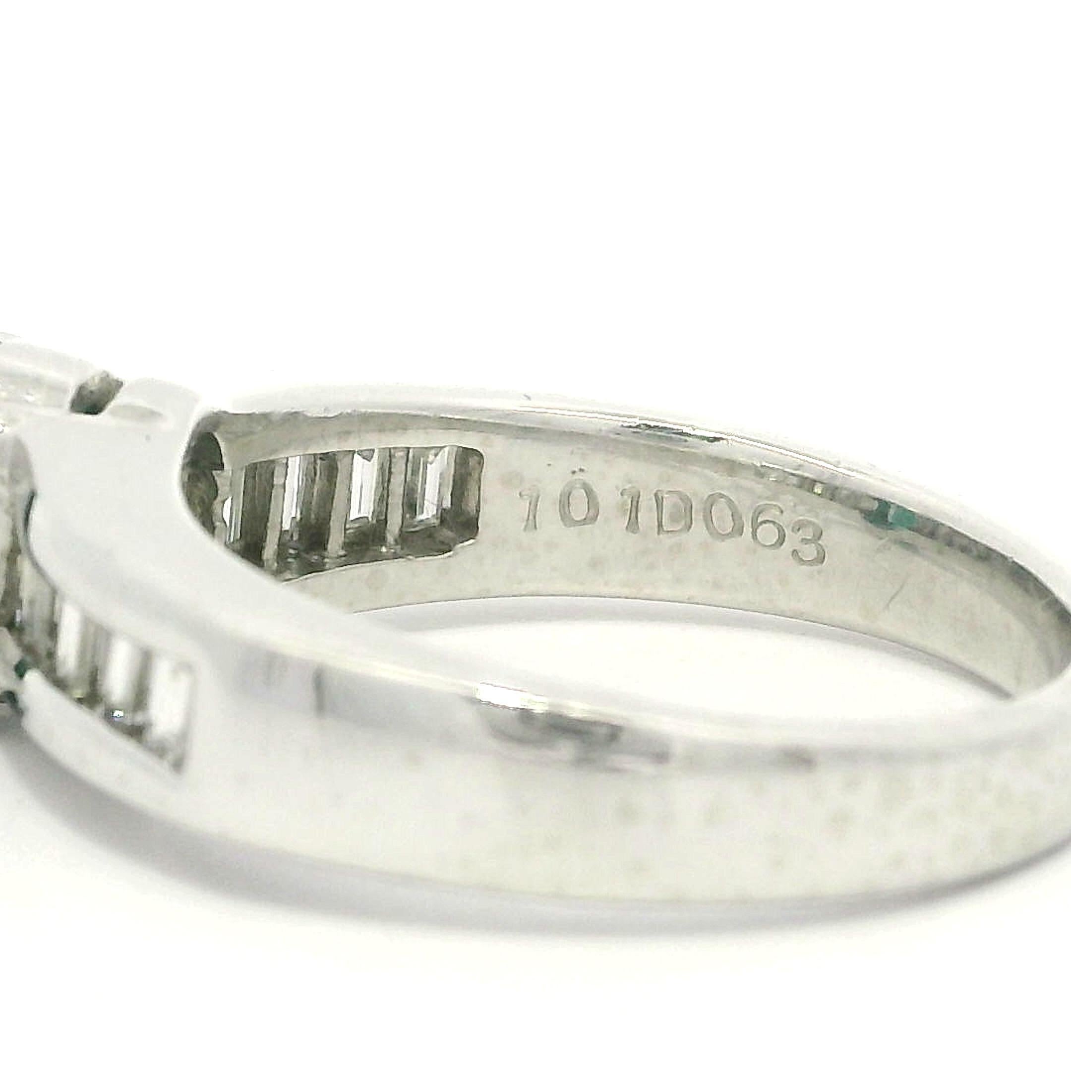--Pierre(s) :...
(1) Émeraude véritable naturelle - taille ovale - sertie - couleur vert foncé - 7,55 x 5,5 mm (approx.) - 1,01ctw (exact)
(10) Diamants véritables naturels - taille baguette - sertis en chaîne - très belle couleur G/H - pureté