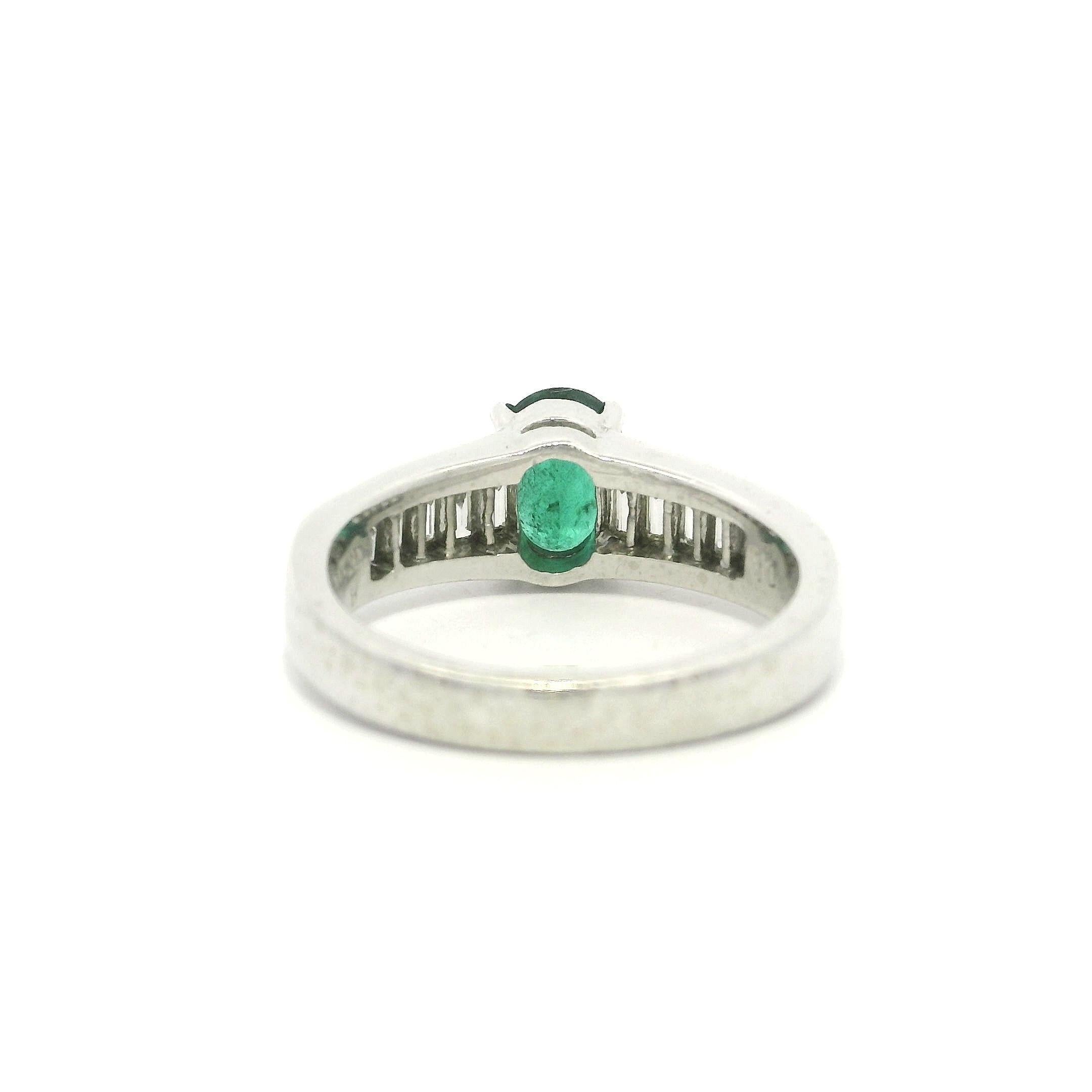 Taille ovale Bague en platine avec solitaire en émeraude ovale et accents d'épaule en diamant baguette en vente