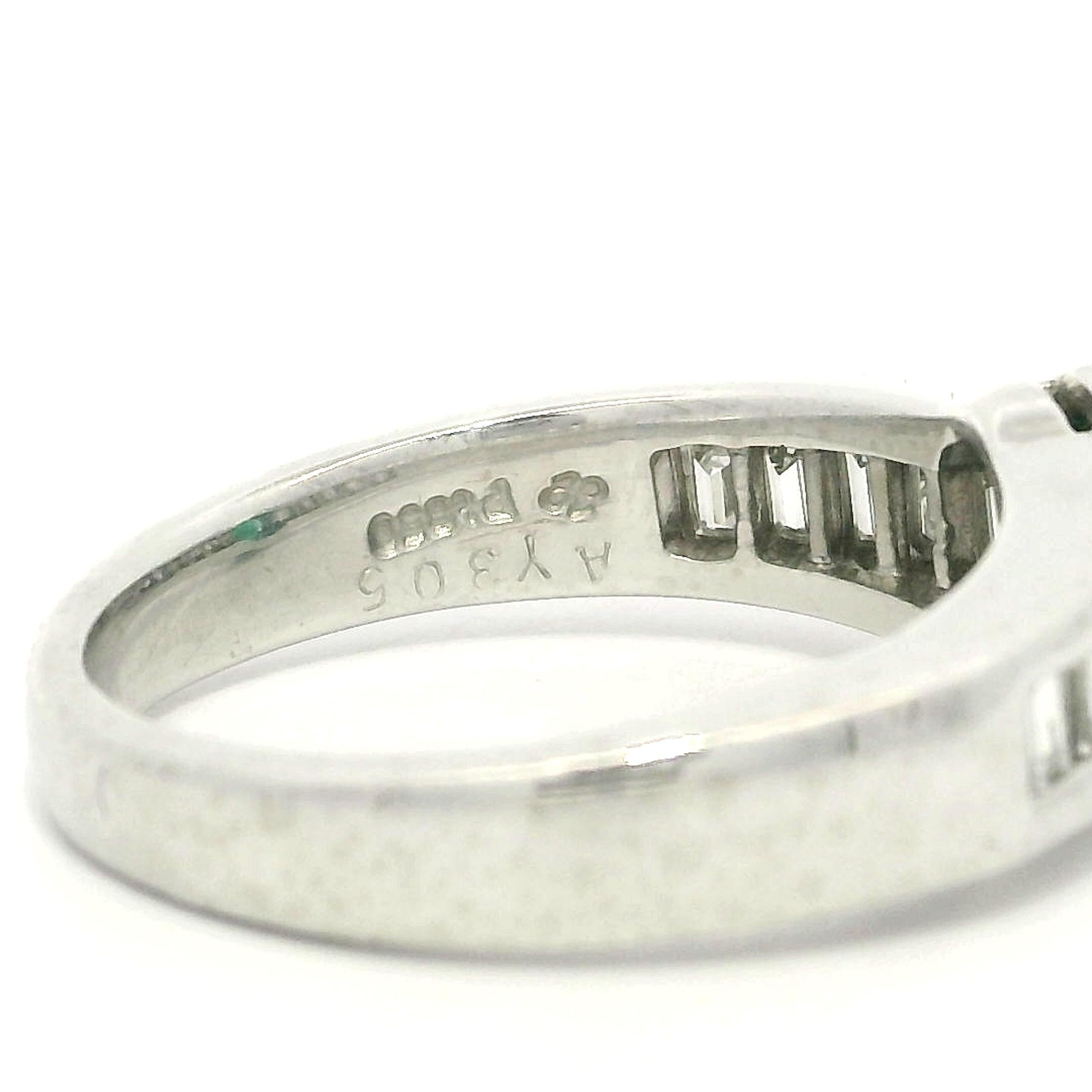 Bague en platine avec solitaire en émeraude ovale et accents d'épaule en diamant baguette Excellent état - En vente à Montclair, NJ