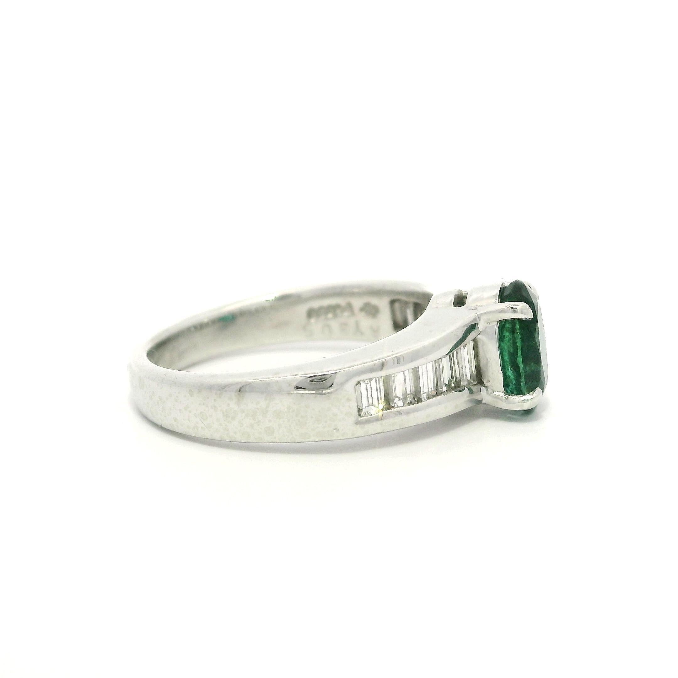 Bague en platine avec solitaire en émeraude ovale et accents d'épaule en diamant baguette Pour femmes en vente