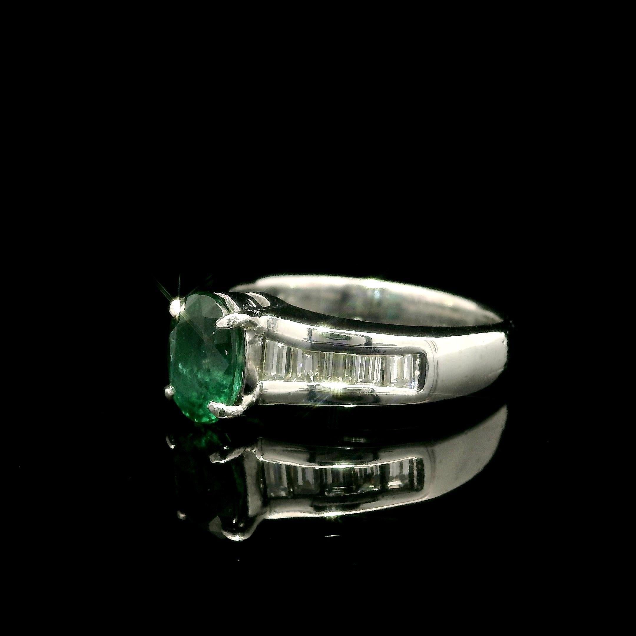 Bague en platine avec solitaire en émeraude ovale et accents d'épaule en diamant baguette en vente 1