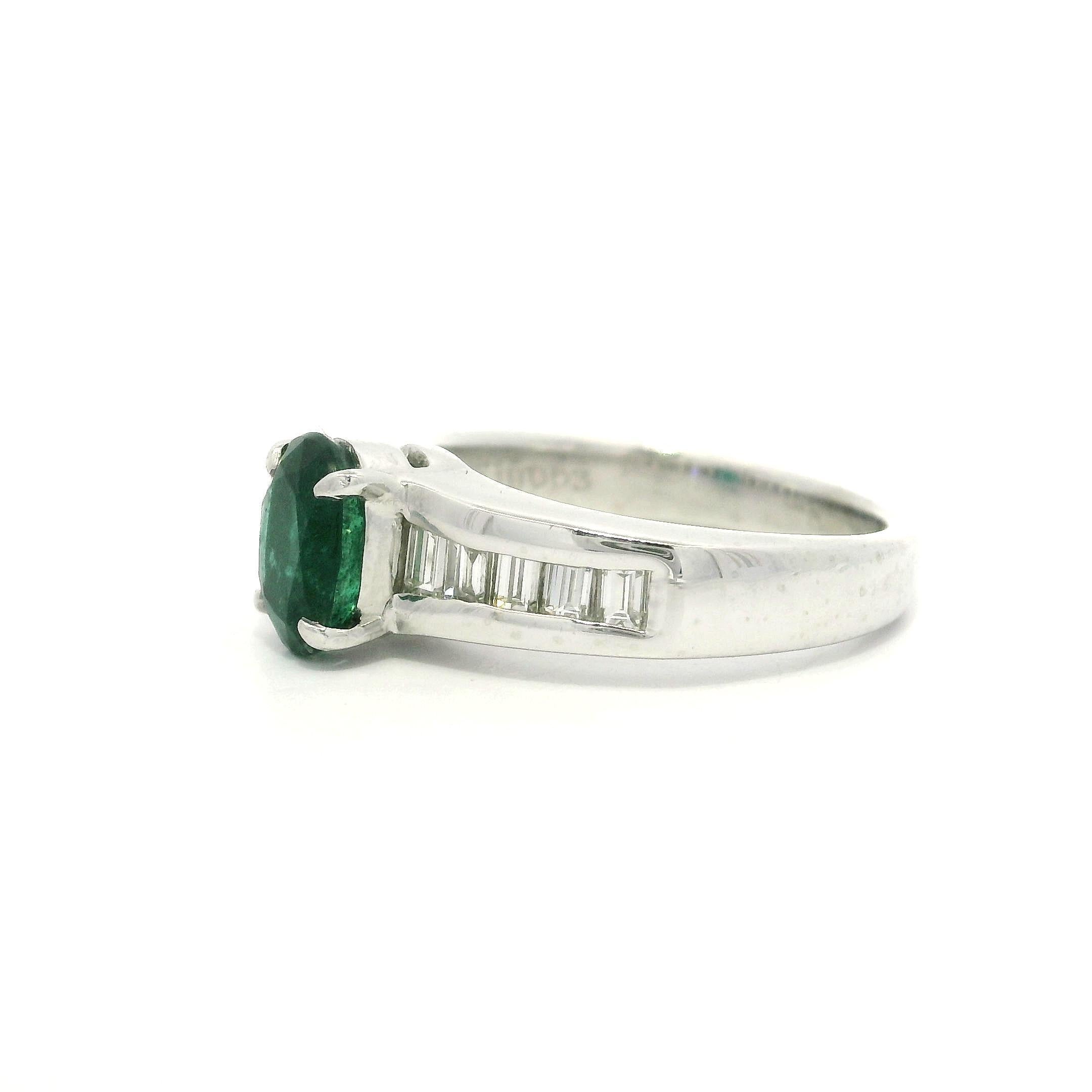 Bague en platine avec solitaire en émeraude ovale et accents d'épaule en diamant baguette en vente 4