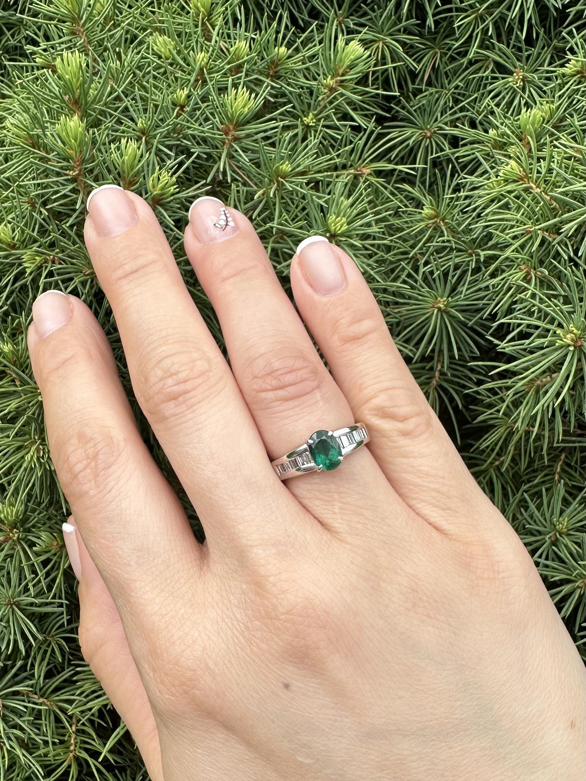 Bague en platine avec solitaire en émeraude ovale et accents d'épaule en diamant baguette en vente 2
