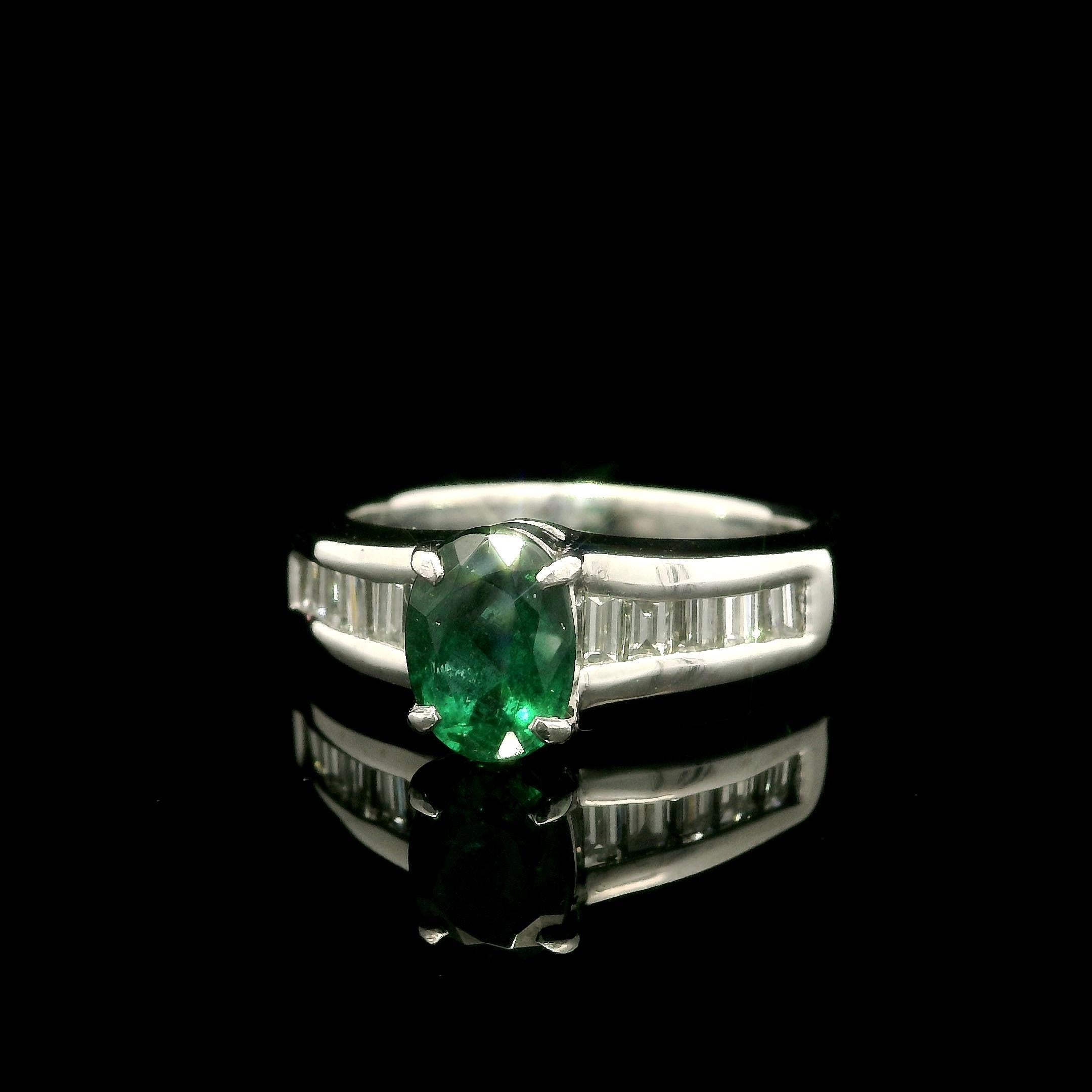 Bague en platine avec solitaire en émeraude ovale et accents d'épaule en diamant baguette en vente 5