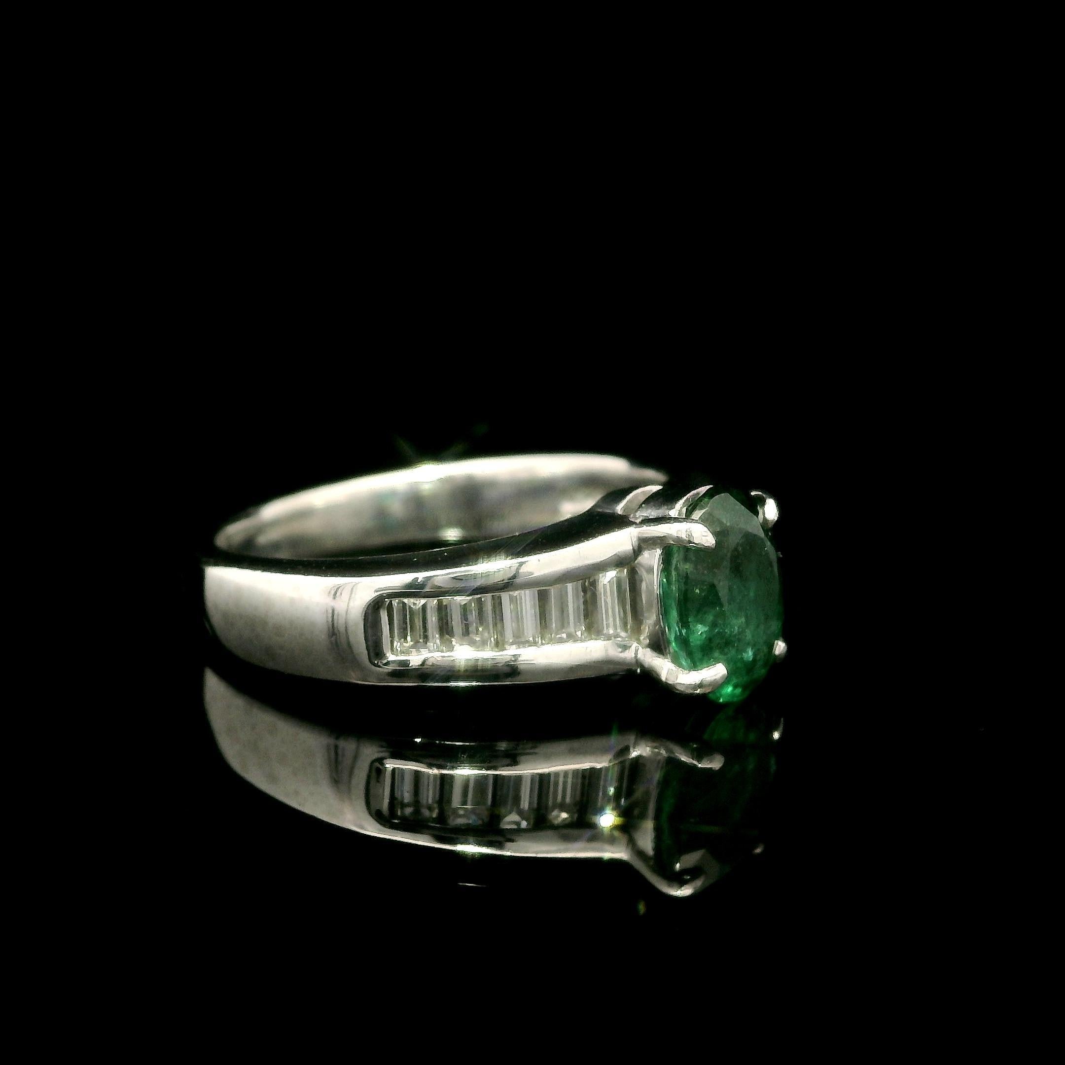 Bague en platine avec solitaire en émeraude ovale et accents d'épaule en diamant baguette en vente 6