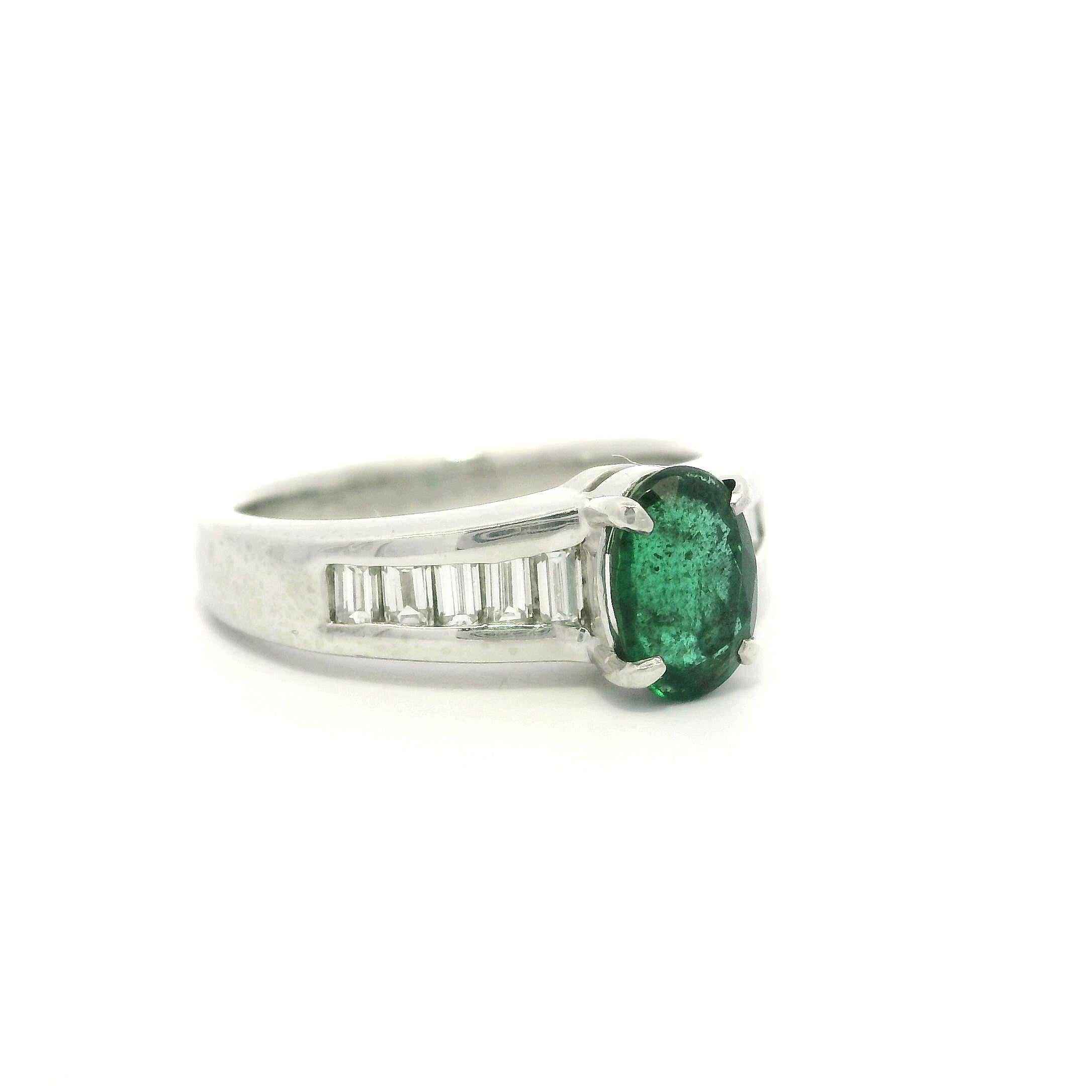 Bague en platine avec solitaire en émeraude ovale et accents d'épaule en diamant baguette en vente 10