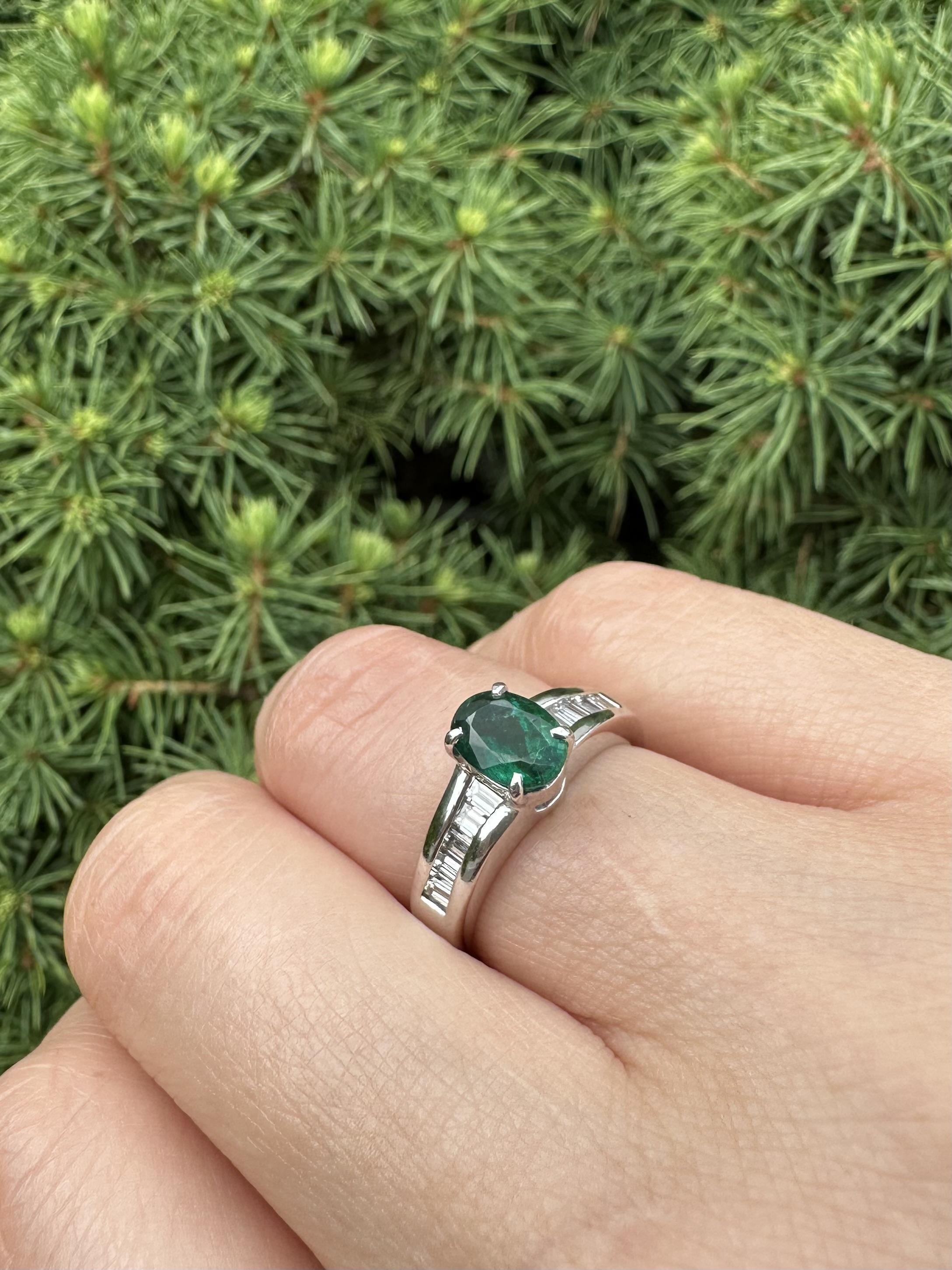 Bague en platine avec solitaire en émeraude ovale et accents d'épaule en diamant baguette en vente 7