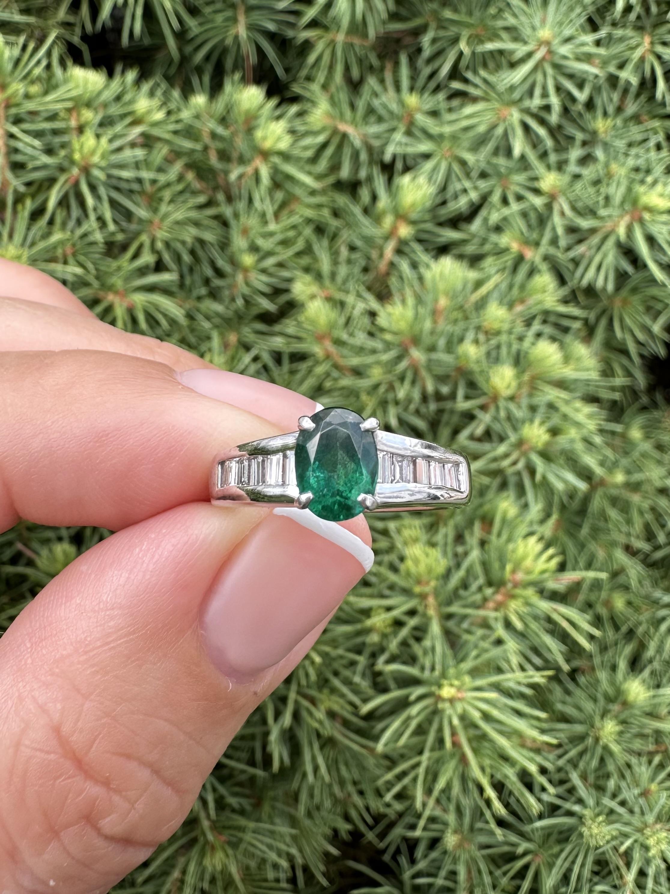 Bague en platine avec solitaire en émeraude ovale et accents d'épaule en diamant baguette en vente 8