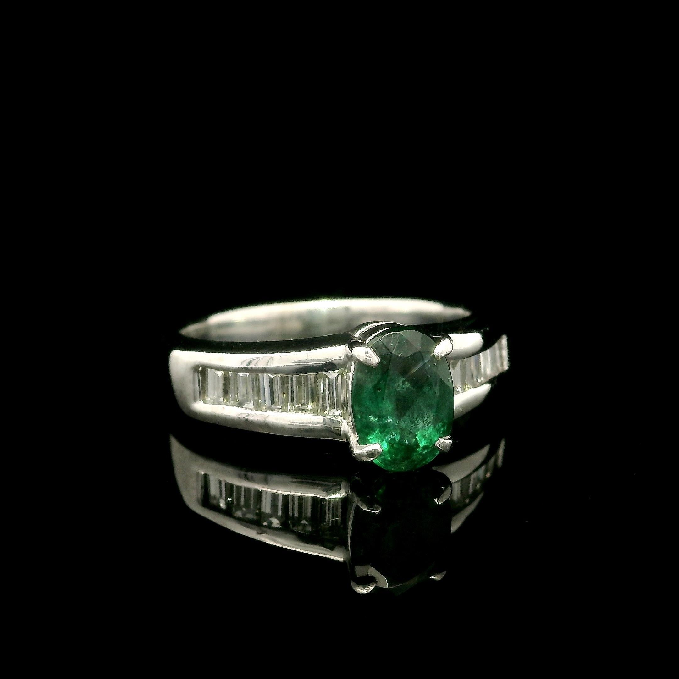 Bague en platine avec solitaire en émeraude ovale et accents d'épaule en diamant baguette en vente 11