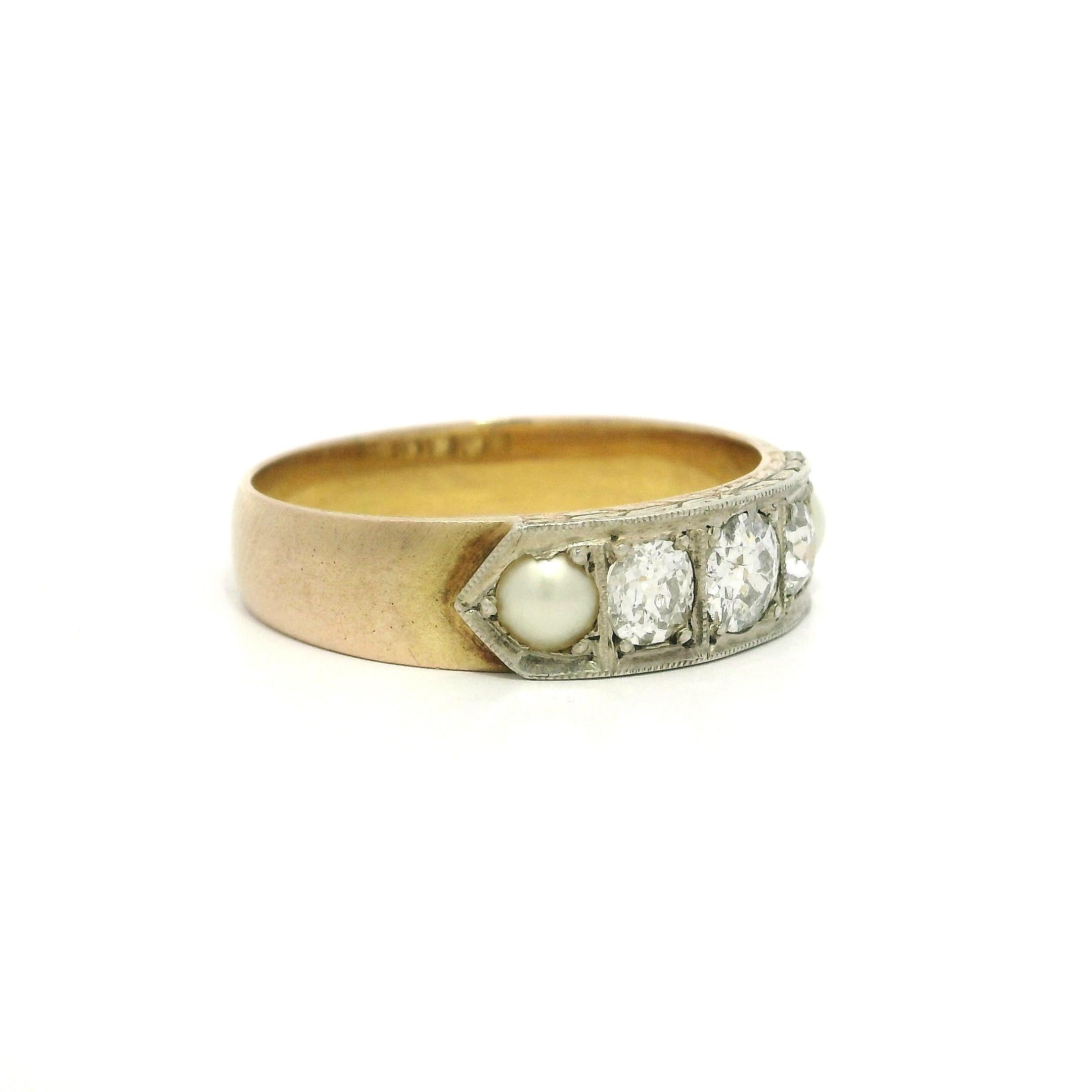**Antiker edwardianischer Diamant-Perlen-Ring mit 5 Steinen, mit handgravierten Weizenmustern.
--Stein(e):--
(3) Natürliche echte Diamanten - Old Mine & Old European Cut - Pave Set - Große klobige Diamanten - Nice Brilliant White Farbe - 0,90ctw