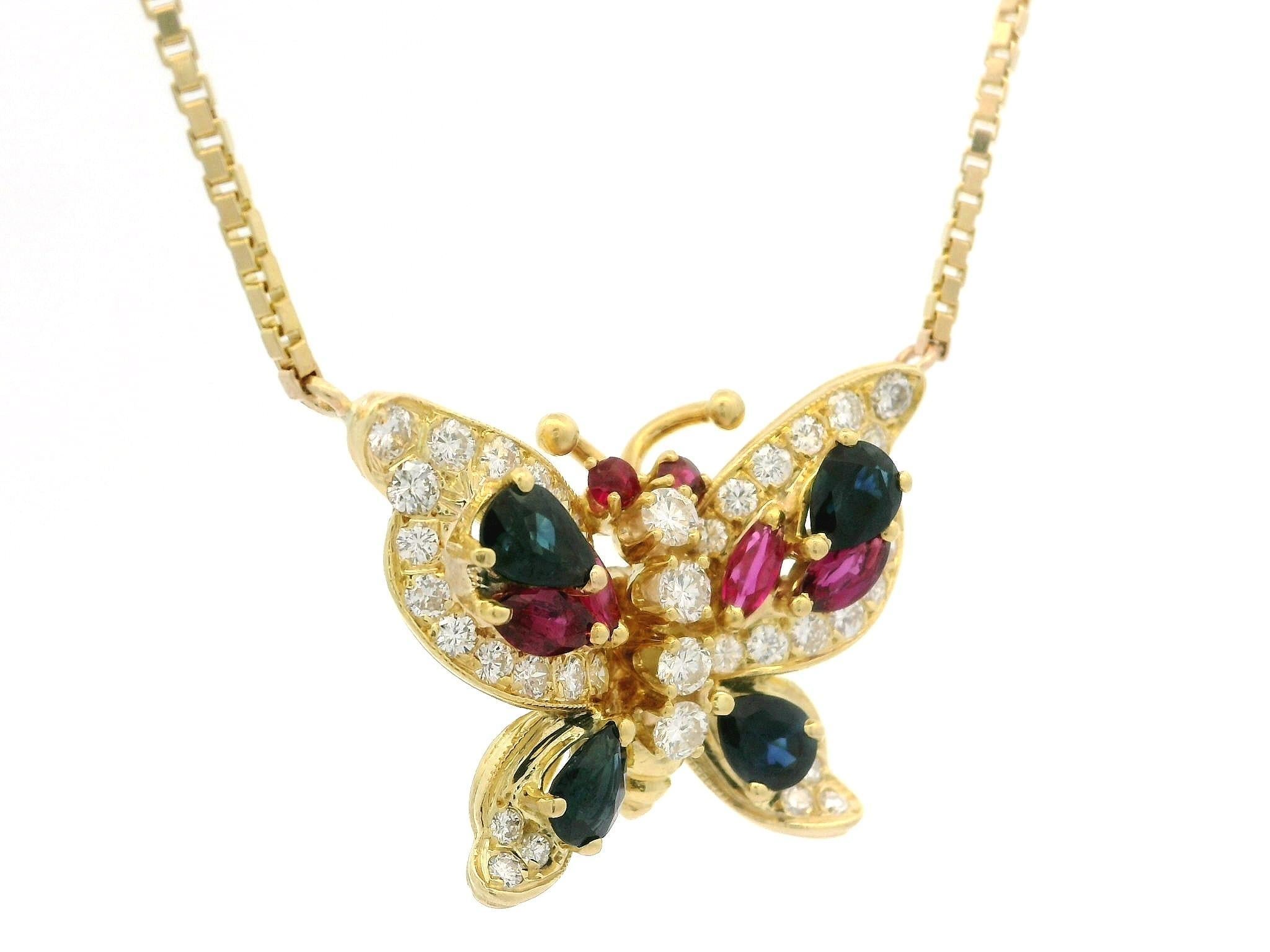Donna Collana con ciondolo a farfalla in oro giallo vintage con zaffiro e diamante dettagliato in vendita