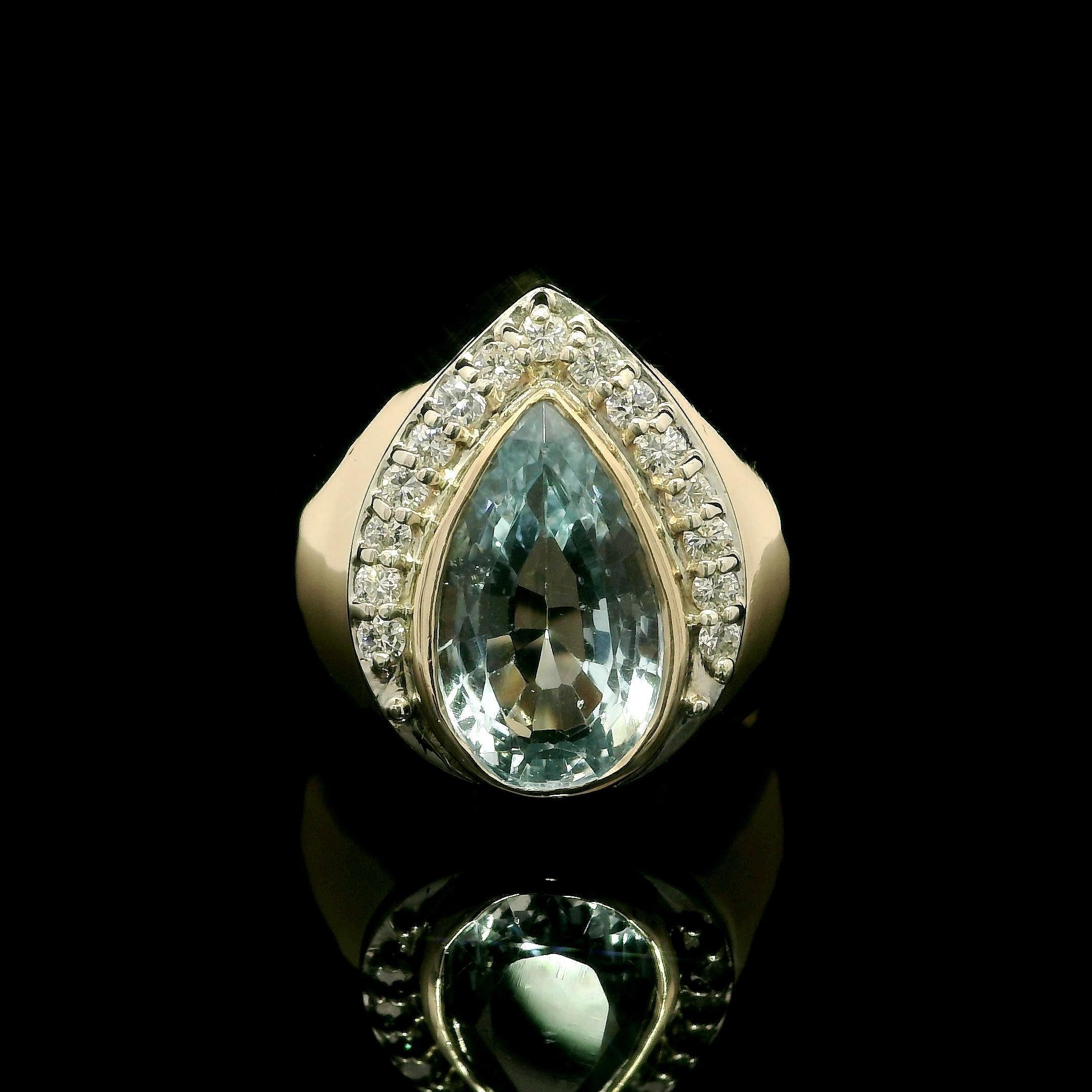 Anillo de cóctel de oro amarillo de 14k con lágrima y bisel engastado con topacio azul y diamantes en venta 2