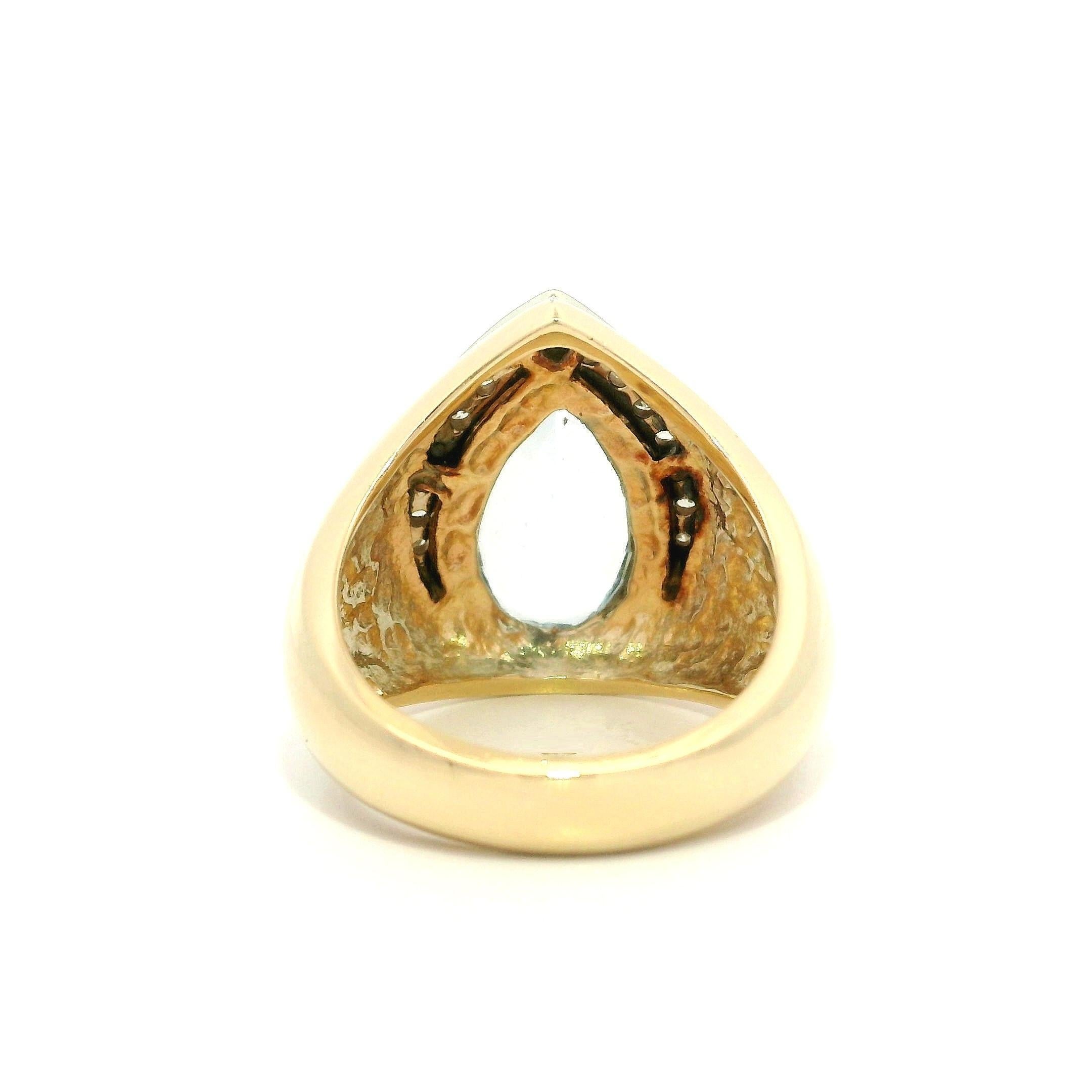 Anillo de cóctel de oro amarillo de 14k con lágrima y bisel engastado con topacio azul y diamantes en venta 4