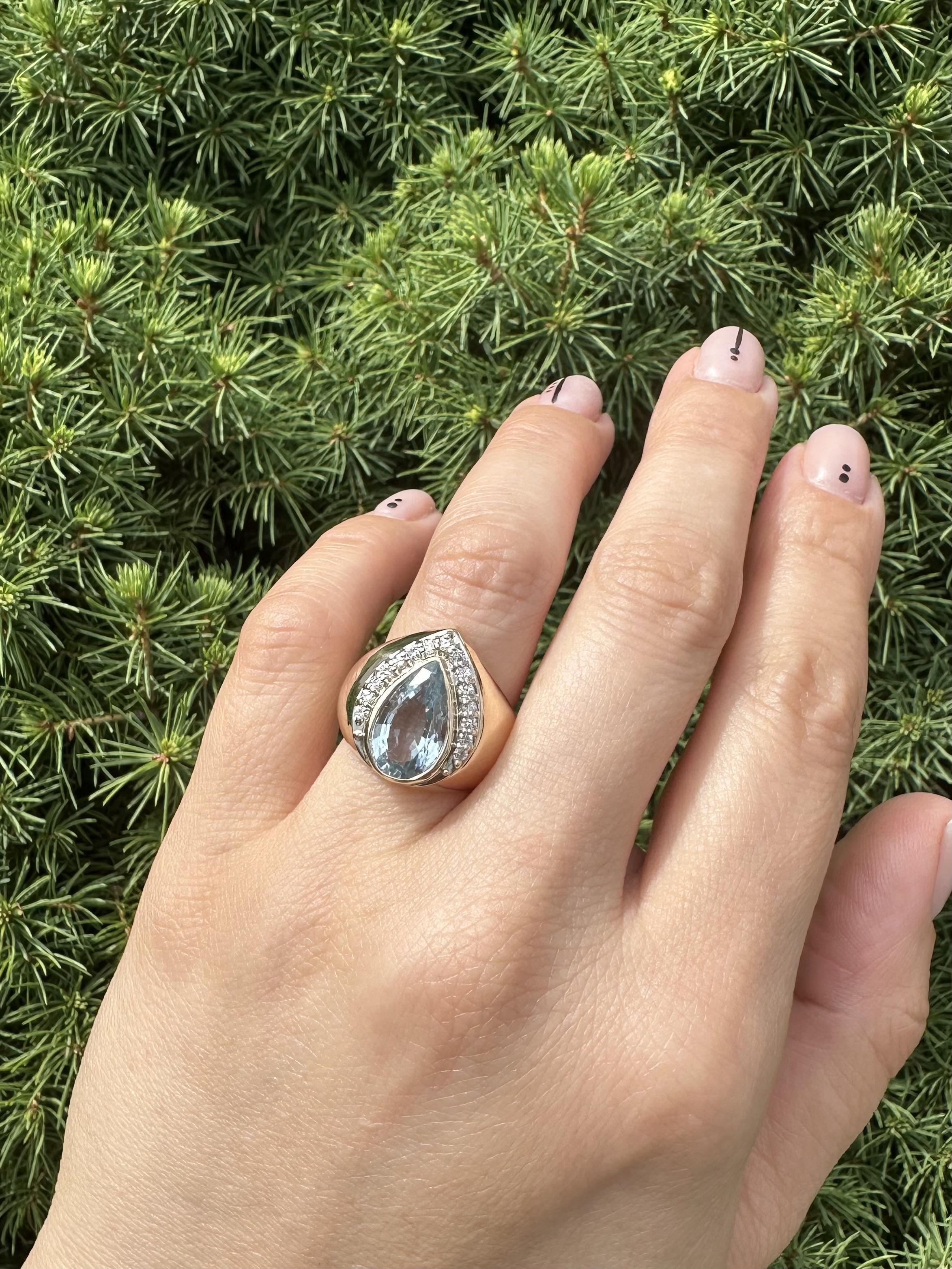 Anillo de cóctel de oro amarillo de 14k con lágrima y bisel engastado con topacio azul y diamantes en venta 5