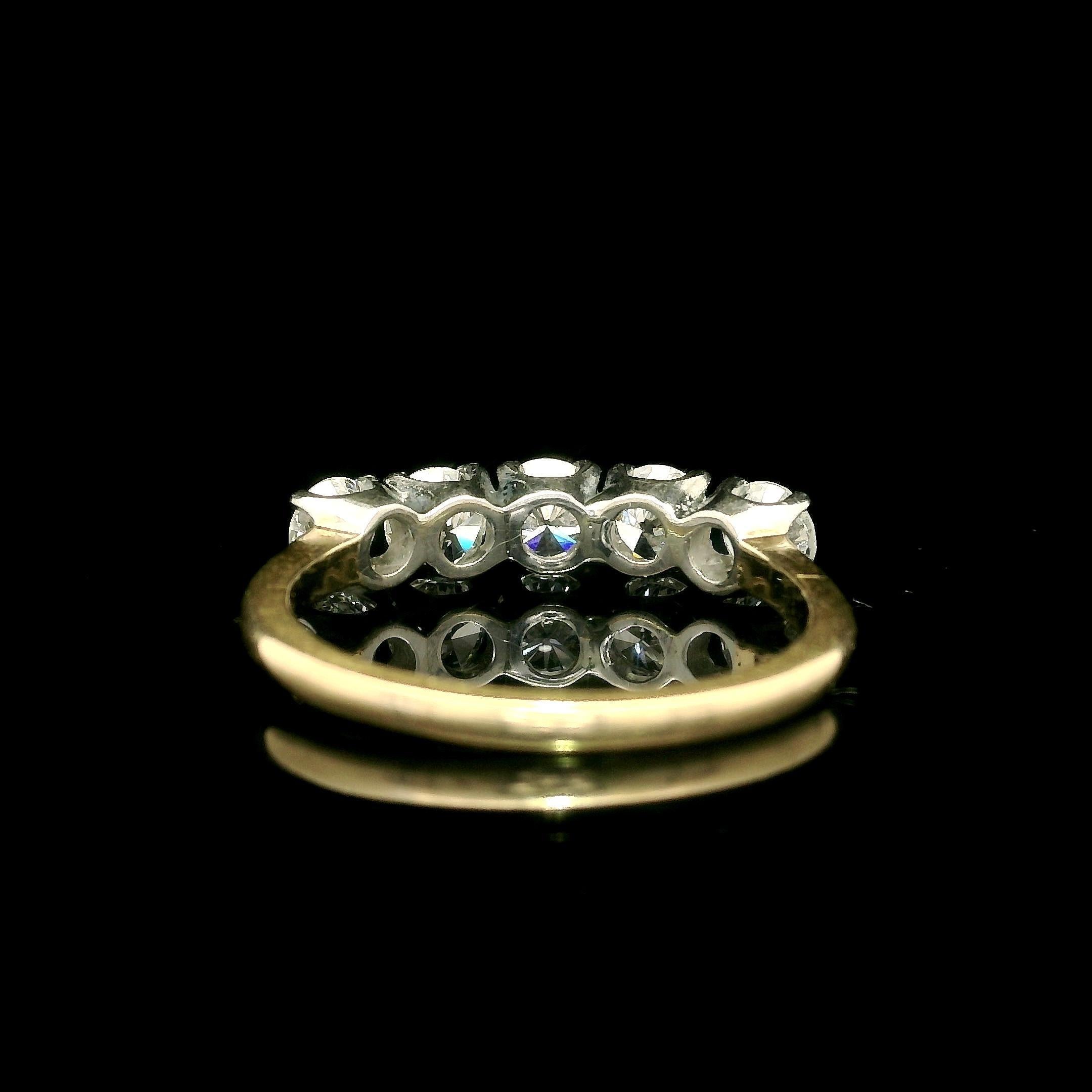 -A. Stone: -
(5) Diamanti Nature autentici - Taglio rotondo Brilliante - Incastonati - Colore E/F - Purezza VS2/SI1 - 1,40ctw (circa)

Materiale: Oro giallo 14k - Palladio
Peso totale:  3 grammi
Larghezza complessiva: 4,45 (0,17