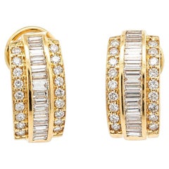 Orecchini a cerchio con chiusura a omega in oro 14k, a 3 file, con diamanti rotondi e a baguette per un totale di 1,50 ct
