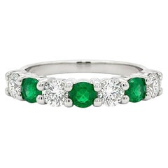 Anillo clásico de oro de 14k con 1,31 ct en total, de alta calidad, con esmeraldas y diamantes alternados