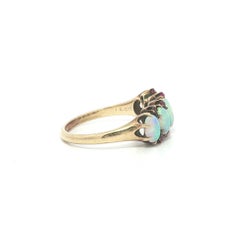 Signiert: A.F & Co. Antiker viktorianischer Ring aus Gelbgold mit einem außergewöhnlichen, feurig schimmernden Opal