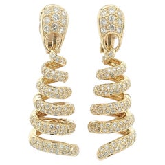 Pendientes Omega de oro amarillo de 18 quilates con diamantes en pavé de 2,60 ct en total, con diseño en espiral colgante y cierre de clip