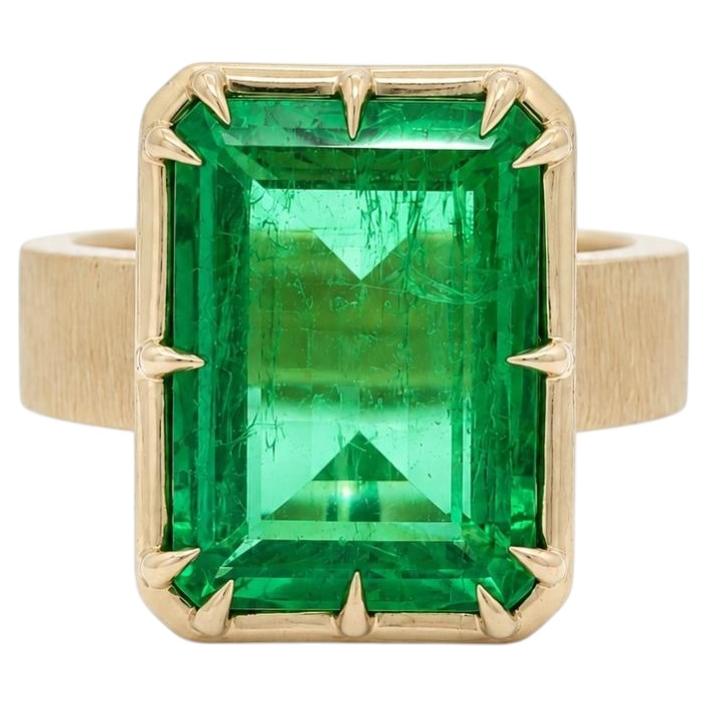 Ring aus 18-karätigem Gelbgold, AGL 8,11 Karat, mit einem langen, leuchtenden kolumbianischen Smaragd als Solitär, gebürstete Oberfläche