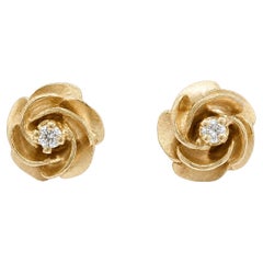 Vintage-Ohrstecker aus Gelbgold mit rundem Diamanten und strukturierter Rosenblüte
