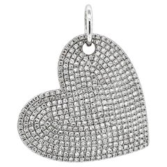 Colgante de corazón grande y plano de oro blanco de 14k con pavé de diamantes de talla simple de 1,40 ct en total