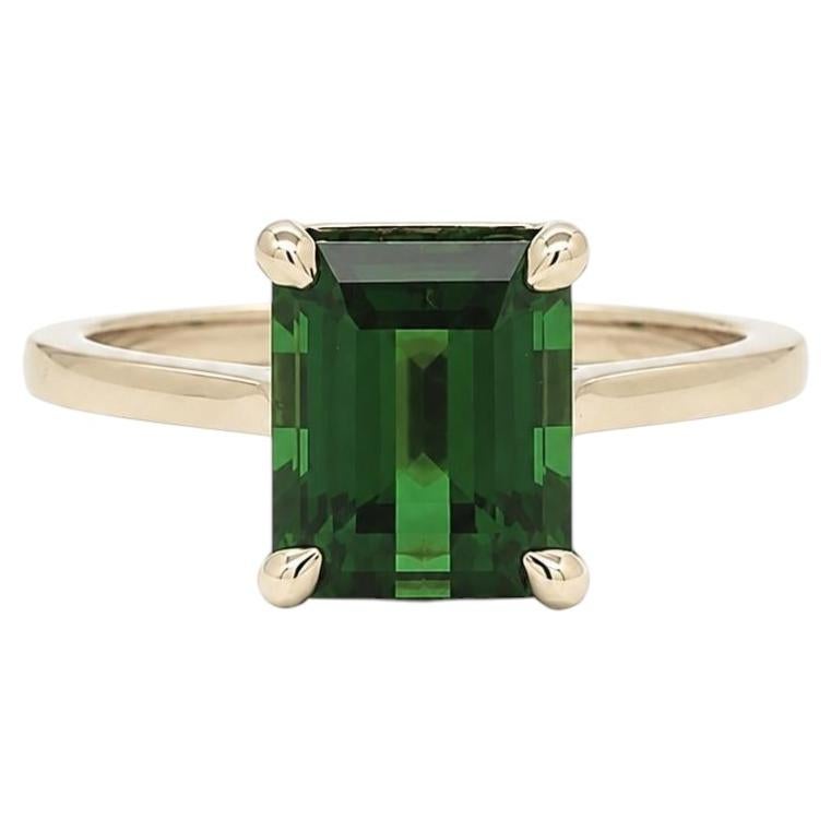 Solitärring aus 14-karätigem Gelbgold mit einem rechteckigen, grünem Turmalin im Stufenschliff (4,76 Karat) im Angebot