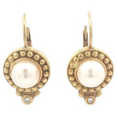 Élégantes boucles d'oreilles pendantes en or jaune massif, ornées de perles et de diamants