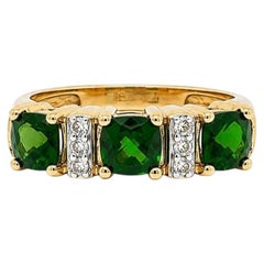 Ring aus 18-karätigem Gelbgold mit kissenförmigen, leuchtend grünen Chromdiopsiden und Diamanten