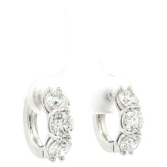 Boucles d'oreilles créoles « Huggies » en or blanc 14 carats, avec diamants ronds certifiés GIA (2,76 carats au total), de qualité D VS2, et fermoir à pression