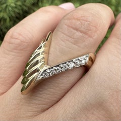 14k Yellow Gold 0.15ctw Diamond & Scalloped Design Open Chevron V Band Ring