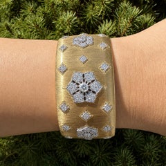 Handgraviertes, breites Armreif-Armband aus 18-karätigem Gelbgold mit Diamanten und gebürsteter Oberfläche sowie Scharnierverschluss