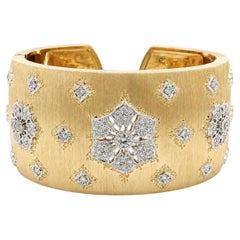 Handgraviertes, breites Armreif-Armband aus 18-karätigem Gelbgold mit Diamanten und gebürsteter Oberfläche sowie Scharnierverschluss