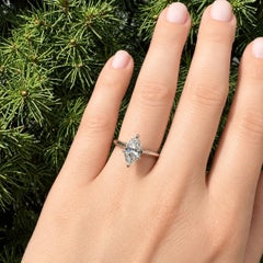 Anillo de compromiso solitario de oro blanco de 14k con un diamante de corte marquesa de 1,33 ct en total, certificado por el GIA, de pureza I y calidad VS2