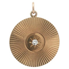 Vintage-Anhänger aus Gelbgold mit Sternmotiv, Pavé-Diamanten und geriffeltem Medaillon mit Guilloché-Verzierung