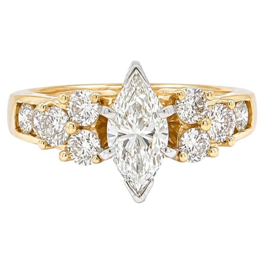 Bague de fiançailles en or massif 14 carats, avec un diamant solitaire de taille marquise de 1,70 carat au total, entouré d'un cluster de diamants ronds en vente
