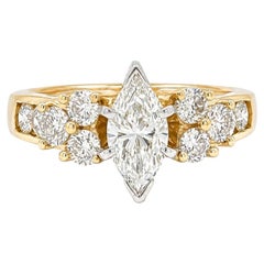 Verlobungsring aus 14-karätigem Massivgold mit einem Marquise-Solitaire-Diamanten (1,70 Karat Gesamtgewicht) und rundem Diamantcluster